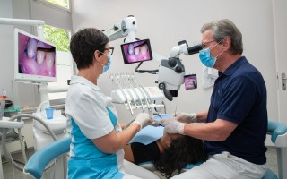 В каких случаях необходимо использование микроскопа в стоматологии?