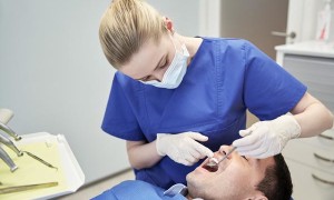 Стоматолог ортопед в Сургуте раскрывает секреты: уход за протезами и сроки их эксплуатации