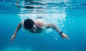 Прыжки в воду и перепады давления: какие риски действительно скрывает развлечение