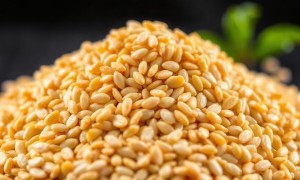 Кунжут и кальций: как маленькие семена влияют на минеральный обмен