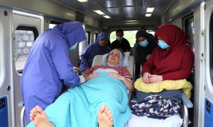 Как безопасно и с комфортом перевезти лежачего больного: практическое руководство