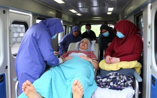 Как безопасно и с комфортом перевезти лежачего больного: практическое руководство