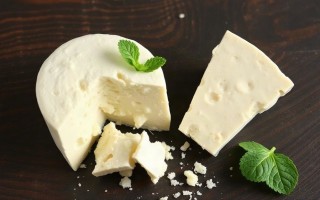 Творог и белок: как этот продукт влияет на мочеполовую систему и что важно знать