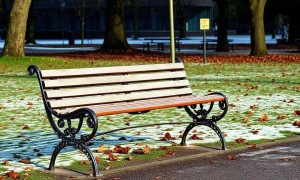 Холодные скамейки в парках: незаметная ловушка для тех, кто склонен к циститу