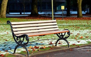 Холодные скамейки в парках: незаметная ловушка для тех, кто склонен к циститу