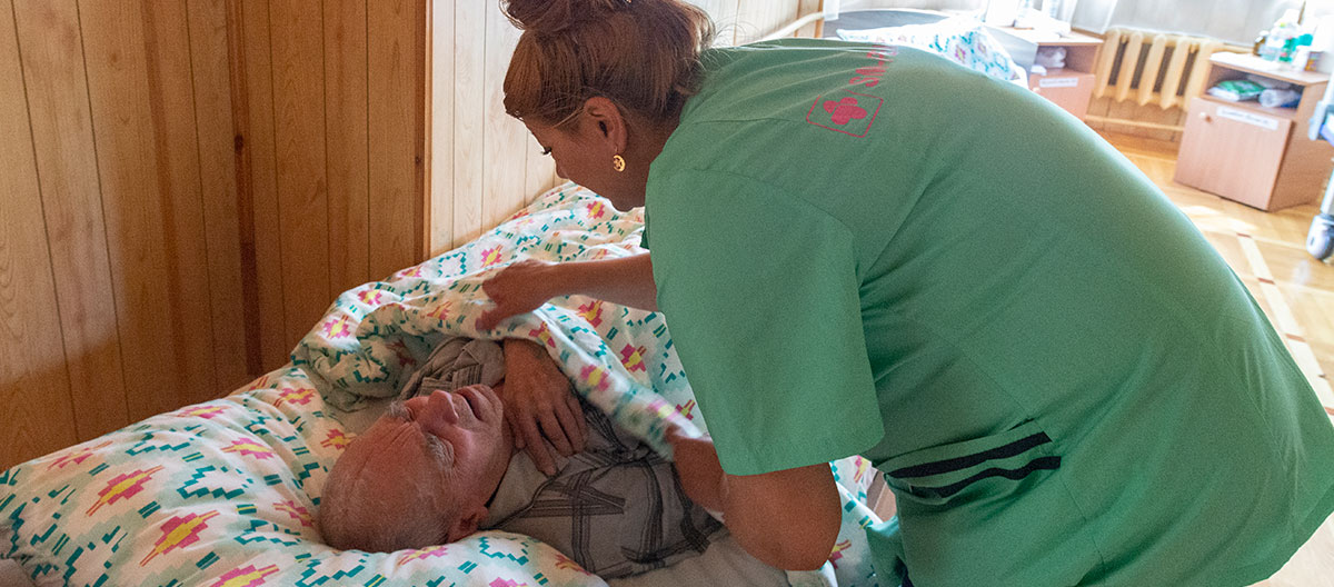 Как работают дома престарелых для лежачих больных?