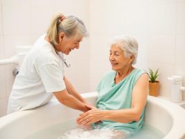 Как правильно мыть пожилого человека дома, не теряя достоинства и спокойствия